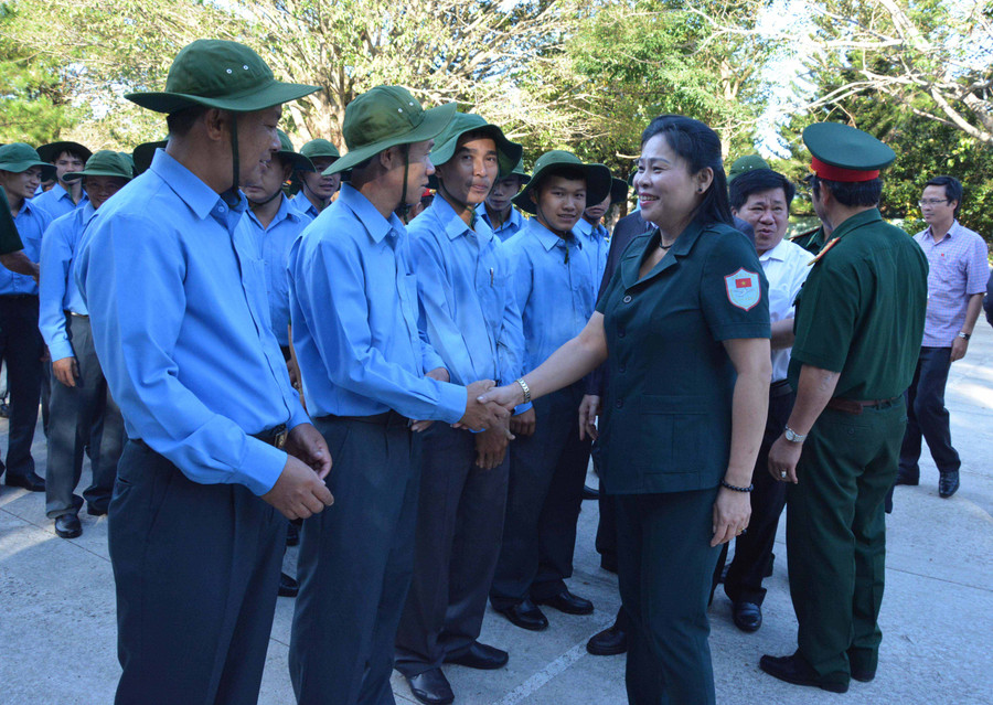 Lãnh đạo tỉnh động viên cán bộ, chiến sĩ đội K52. Ảnh: Anh Huy