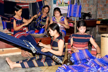 Cơ sở dệt thổ cẩm. Ảnh: Đức Thụy