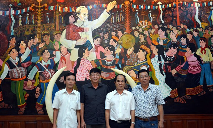 Bức tranh (chép lại) Bác Hồ với Tây Nguyên của cố họa sĩ Xu Man được đặt trang trọng tại phòng khách UBND tỉnh Gia Lai