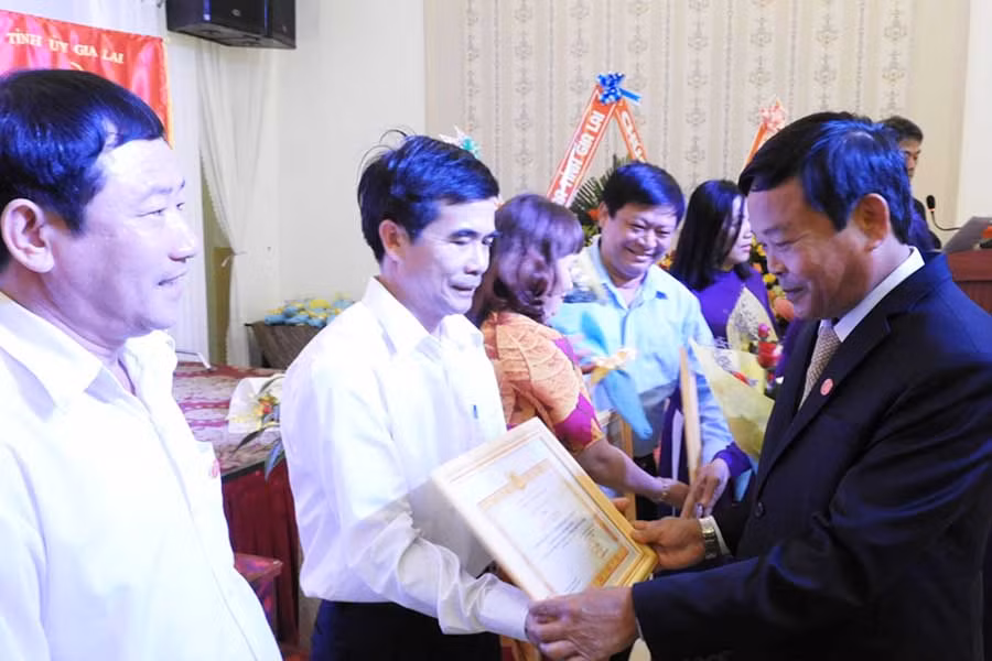 Ủy ban Kiểm tra Tỉnh ủy Gia Lai tặng giấy khen cho các tập thể và cá nhân. Ảnh: T.N