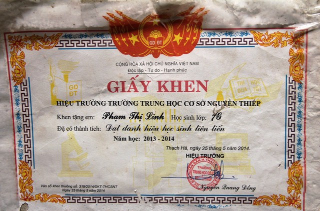  Linh là một học sinh khá giỏi của trường với nhiều giấy khen...