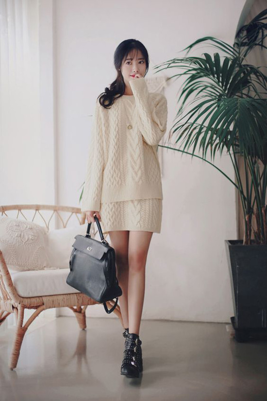 Ngoài các kiểu áo choàng mỏng được các tín đồ thời trang nhiệt tình lăng xê là các kiểu váy ngắn, áo dài tay thiết kế trên chất liệu len. Ngoài các kiểu áo choàng mỏng được các tín đồ thời trang nhiệt tình lăng xê là các kiểu váy ngắn, áo dài tay thiết kế trên chất liệu len.