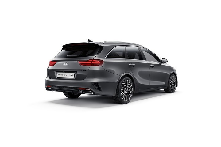 Ngoài ra, xe còn có bộ sạc điện thoại không dây và các tính năng như hệ thống hỗ trợ tự động bật đèn pha HBA, hỗ trợ giữ làn đường và cảnh báo va chạm phía trước, hệ thống kiểm soát hành trình thông minh với chức năng dừng và đi (trên mô hình tự động), cũng như cảnh báo va chạm sau và màn hình điểm mù. Ngoài ra, xe còn có bộ sạc điện thoại không dây và các tính năng như hệ thống hỗ trợ tự động bật đèn pha HBA, hỗ trợ giữ làn đường và cảnh báo va chạm phía trước, hệ thống kiểm soát hành trình thông minh với chức năng dừng và đi (trên mô hình tự động), cũng như cảnh báo va chạm sau và màn hình điểm mù.