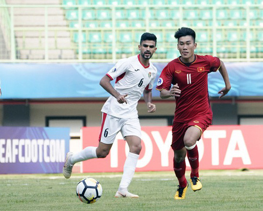  Nhâm Mạnh Dũng (11) là người mở tỉ số ở trận thua U19 Jordan Ảnh: AFC