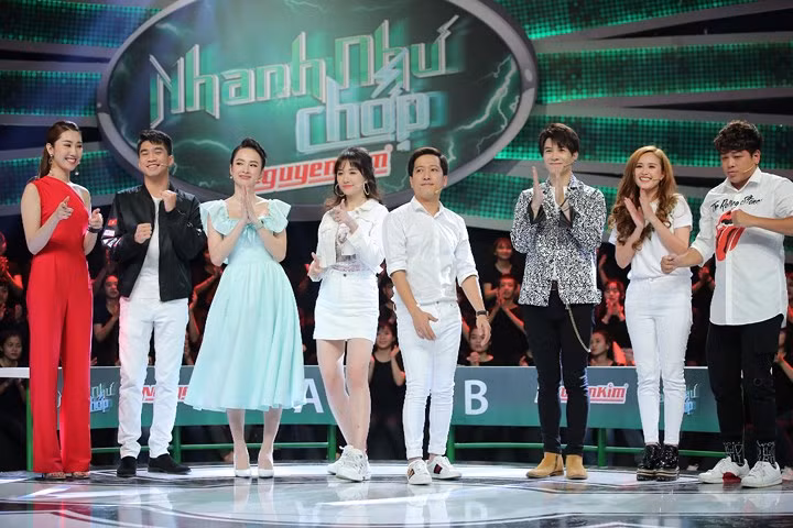  Thuý Ngân và các người chơi cùng hai MC Trường Giang và Hari Won trong chương trình Nhanh như chớp.