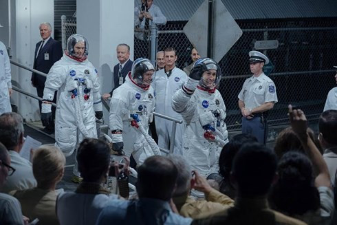 "Bước chân đầu tiên" là tác phẩm độc tôn khai thác điểm nhìn cá nhân của phi hành gia Neil Armstrong. "Bước chân đầu tiên" là tác phẩm độc tôn khai thác điểm nhìn cá nhân của phi hành gia Neil Armstrong.