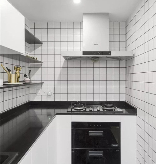Khu bếp nhỏ dạng chữ L ốp gạch trắng đen nổi bật. Hệ thống khử mùi được gia chủ đặc biệt chú ý để không ám mùi nấu nướng ra cả không gian phòng khách. Khu bếp nhỏ dạng chữ L ốp gạch trắng đen nổi bật. Hệ thống khử mùi được gia chủ đặc biệt chú ý để không ám mùi nấu nướng ra cả không gian phòng khách.