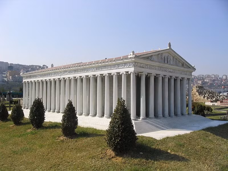Mô hình thu nhỏ của đền Artemis, tại Công viên Miniatürk, Istanbul, Thổ Nhĩ Kỳ, cố gắng thể hiện hình dáng có thể của ngôi đền đầu tiên. Ảnh: T.L