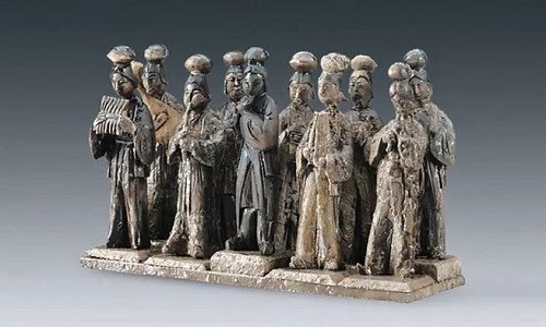 Tượng nhạc công chơi nhạc cụ tìm thấy trong mộ. Ảnh: Live Science.