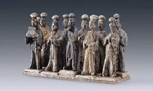 Tượng nhạc công chơi nhạc cụ tìm thấy trong mộ. Ảnh: Live Science.