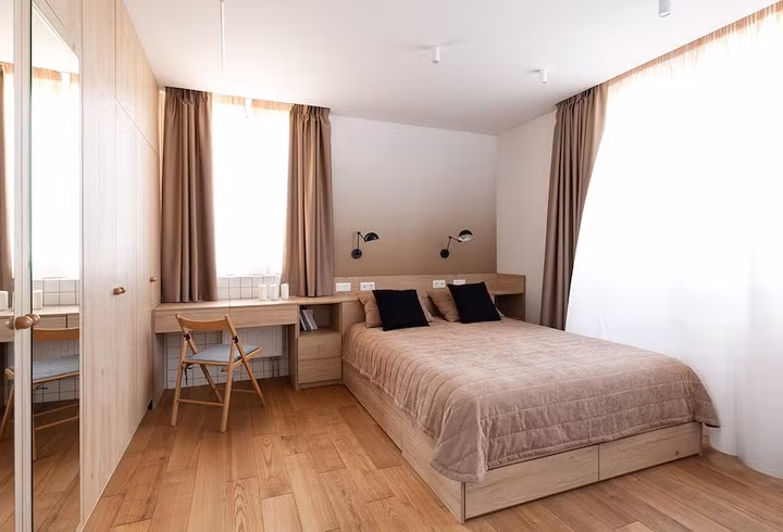 Phòng ngủ chính trang trí bằng màu nâu ấm áp. Phòng ngủ chính trang trí bằng màu nâu ấm áp.