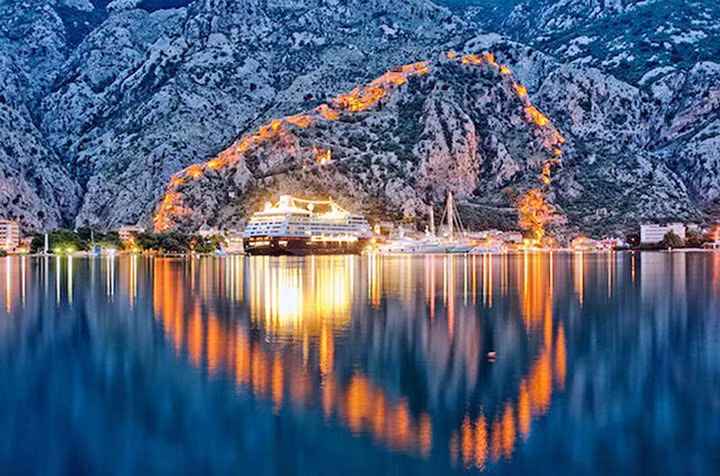  Vịnh Kotor nằm ở trung tâm Biển Adriatic ở phía tây nam Montenegro là một điểm du lịch hấp dẫn du khách bởi phong cảnh vô cùng quyến rũ với nhiều thành phố, thị trấn và làng mạc xung quanh vịnh được xây dựng từ thời trung cổ và được bảo tồn hoàn hảo. Ban đêm, những bức tường ở Kotor được chiếu sáng khiến toàn bộ thị trấn được bao trong một lớp hào quang tuyệt đẹp. (Ảnh: Telegraph)