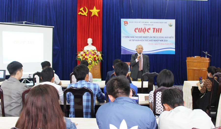  Giáo sư Phan Văn Trường chia sẻ kinh nghiệm khởi nghiệp cho thanh niên. Ảnh: P.L