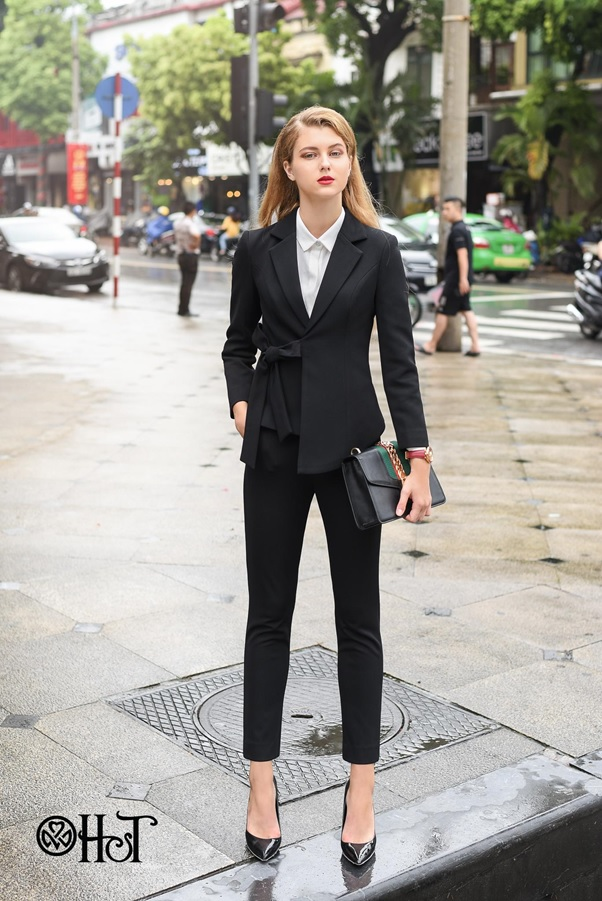 Khi diện suit, các quý cô đều trở nên quyến rũ với phong cách sang trọng, gợi cảm và mạnh mẽ.