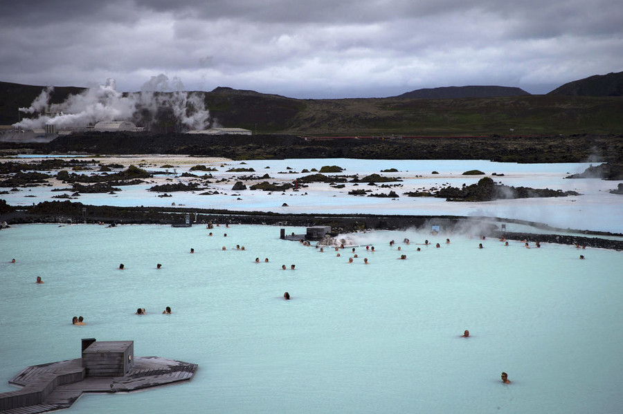  Blue Lagoon ở Grindavik thuộc bán đảo Reykjanes, miền Tây Nam Iceland, là một trong những điểm du lịch và là khu spa nước nóng thu hút nhiều khách nhất ở Iceland. (Ảnh: AFP)