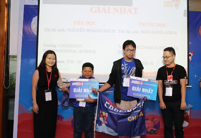 Trao giải nhất ở hai bảng Tiểu học và THCS cho em Hoàng Bách và Văn Khoa