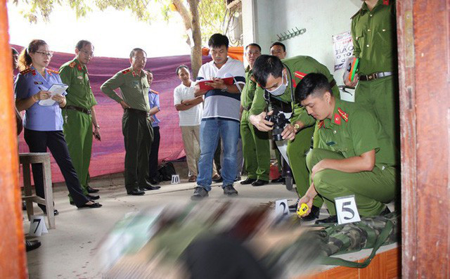Công an khám nghiệm 1 vụ án trước đó. Ảnh: C.T Công an khám nghiệm 1 vụ án trước đó. Ảnh: C.T