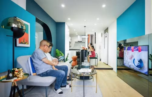 ... sau khi cải tạo trở nên hiện đại, bắt mắt hơn nhiều. Đây là không gian sinh hoạt chung của cả nhà, nối liền phòng khách và nhà bếp.