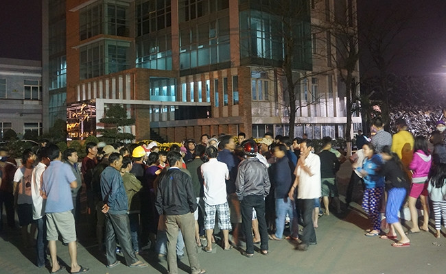 Người dân Đà Nẵng nhiều lần bao vây nhà máy thép Dana Ý và Dana Úc trong đêm. Ảnh: Đình Thiên