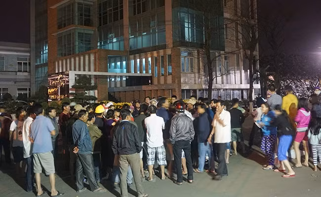 Người dân Đà Nẵng nhiều lần bao vây nhà máy thép Dana Ý và Dana Úc trong đêm. Ảnh: Đình Thiên