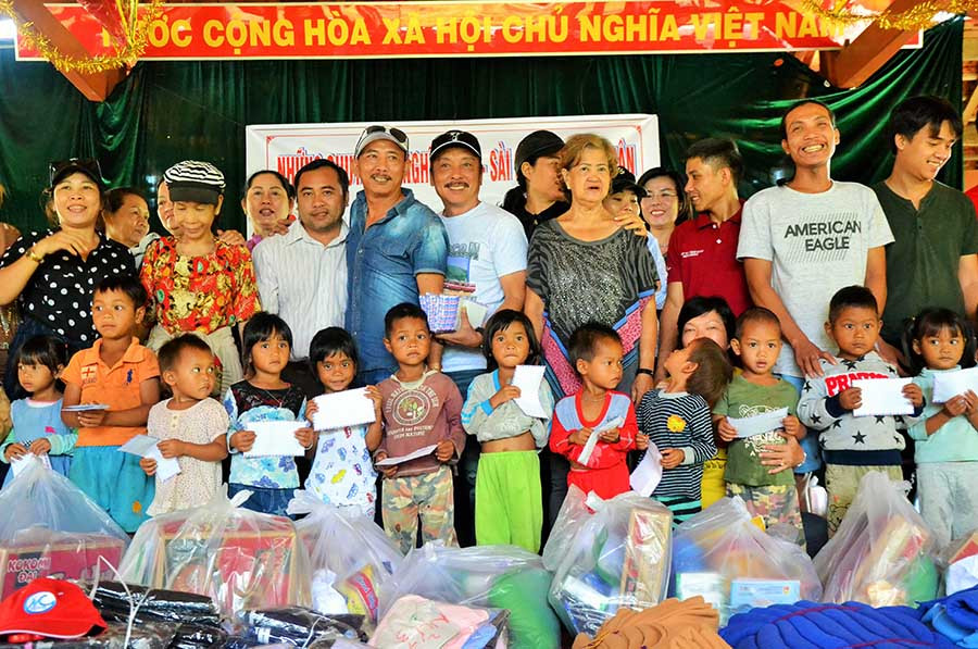  Nhóm từ thiện ở TP. Hồ Chí Minh tặng quà cho học sinh Trường Phổ thông Dân tộc Bán trú Tiểu học và THCS Krong. Ảnh: Đ.M.P