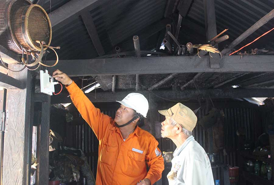  Công nhân Điện lực Chư Pah hướng dẫn người dân sử dụng điện an toàn, hiệu quả. Ảnh: Ngọc Thu