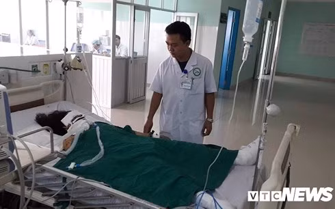 Chị H. đang được bác sĩ chăm sóc đặc biệt tại bệnh viện.