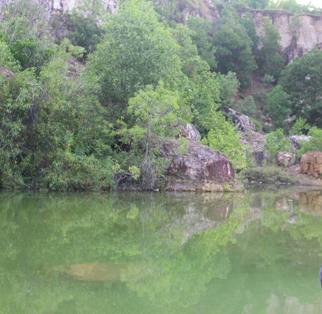 Nước trong lòng hồ có màu xanh ngọc bích đẹp đến nao lòng