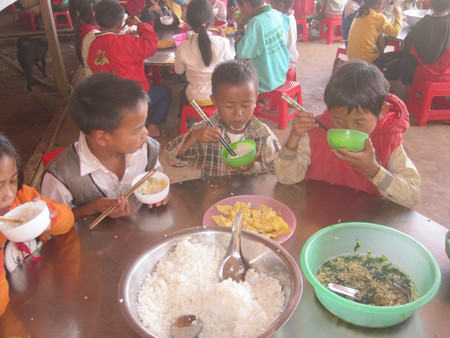 Bữa cơm 3 nghìn đồng của học sinh tiểu học Đăk Rong (nguồn: dantri)