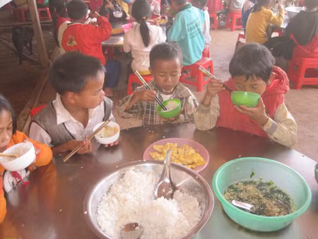 Bữa cơm 3 nghìn đồng của học sinh tiểu học Đăk Rong (nguồn: dantri)