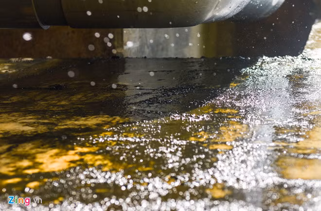  Nước mưa thấm dột từ nền đường cao tốc chảy lênh láng xuống thành cầu Trà Bồng (huyện Bình Sơn). Ảnh: Minh Hoàng. 