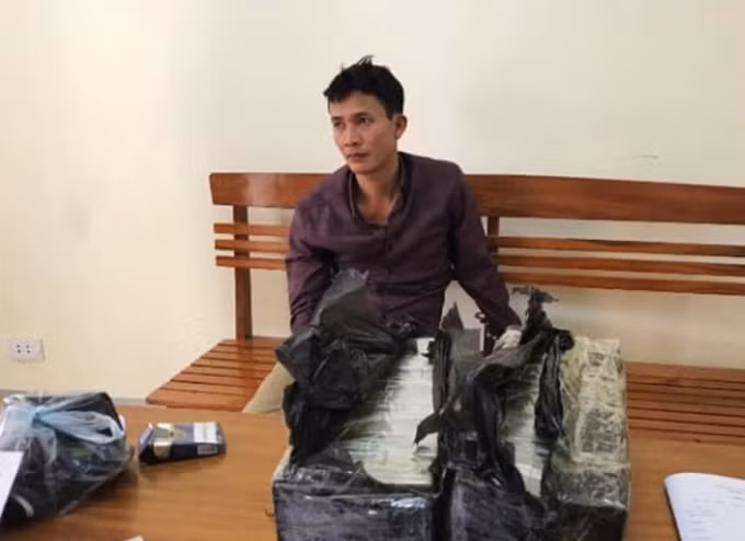 Nguyễn Ngọc Bích cùng tang vật tại cơ quan điều tra.