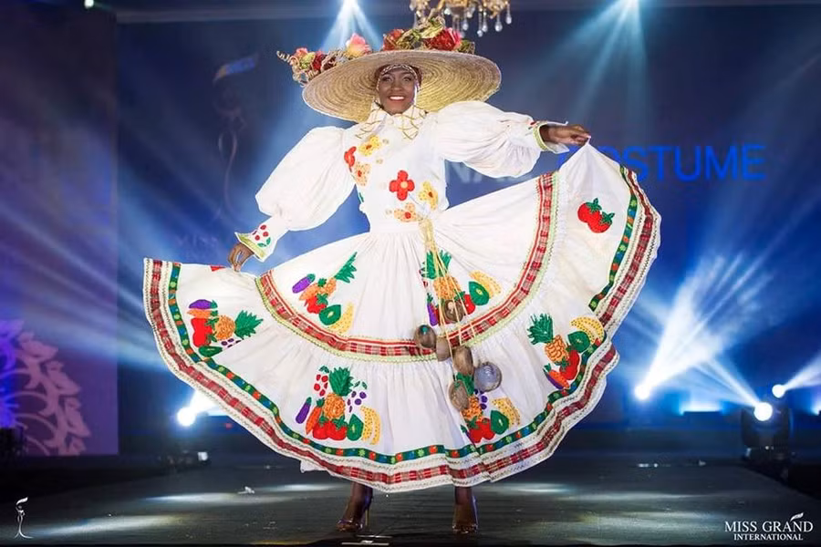 Trang phục truyền thống gây chú ý của Hoa hậu Hòa bình Haiti Valérie Alcide. Cô dùng tay xoay chân váy để khoe khéo họa tiết hoa lá rực rỡ.