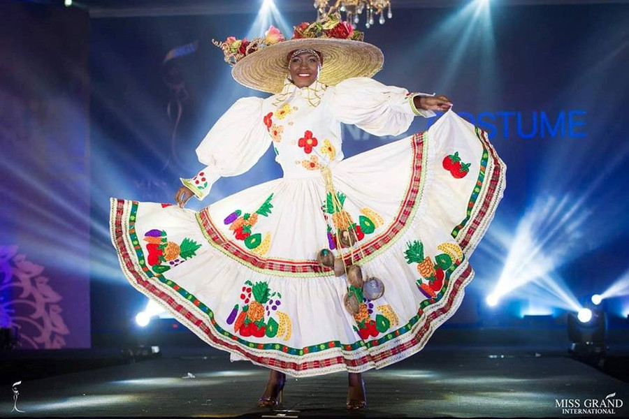 Trang phục truyền thống gây chú ý của Hoa hậu Hòa bình Haiti Valérie Alcide. Cô dùng tay xoay chân váy để khoe khéo họa tiết hoa lá rực rỡ.