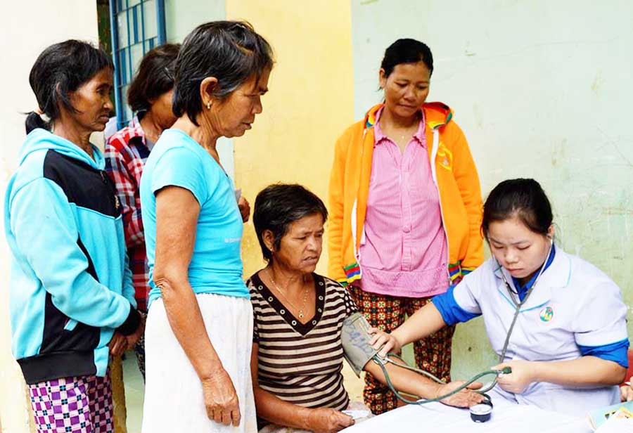 Khám và cấp thuốc miễn phí cho NCT huyện Đak Pơ. Ảnh: S.T Khám và cấp thuốc miễn phí cho NCT huyện Đak Pơ. Ảnh: S.T