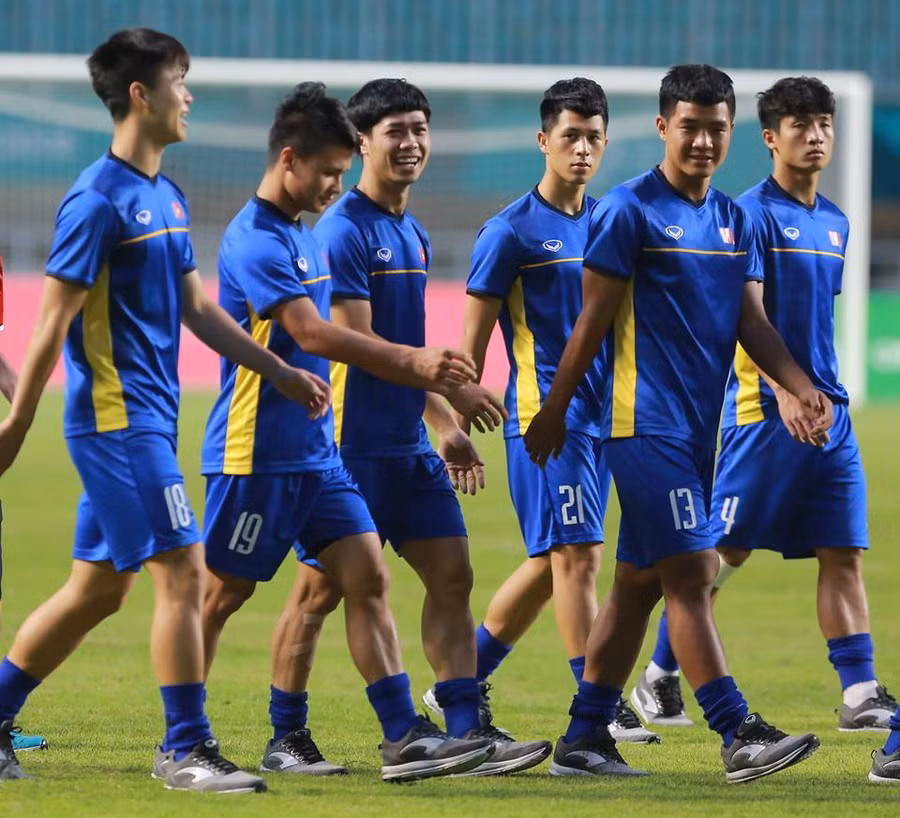  và những gì đang diễn ra ở tuyển Việt Nam lúc này, rất giống với lần đầu tiên lên ngôi AFF Cup cách đây 10 năm để người hâm mộ đang vô cùng hy vọng...