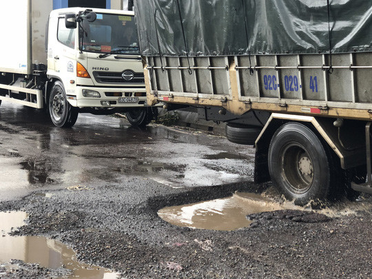 QL1 qua tỉnh Bình Định tan nát sau vài cơn mưa đầu mùa. Ảnh: Đức Anh