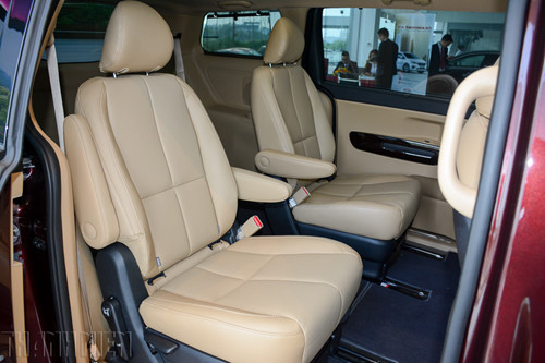 KIA Sedona mới thiết kế cửa hông hai bên dạng trượt kết hợp với cốp sau đóng mở thông qua nút điều khiển điện tử
