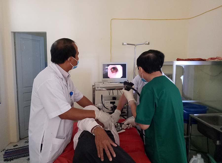 Các bác sĩ thực hiện một ca nội soi dạ dày cho bệnh nhân. Ảnh: Như Nguyện