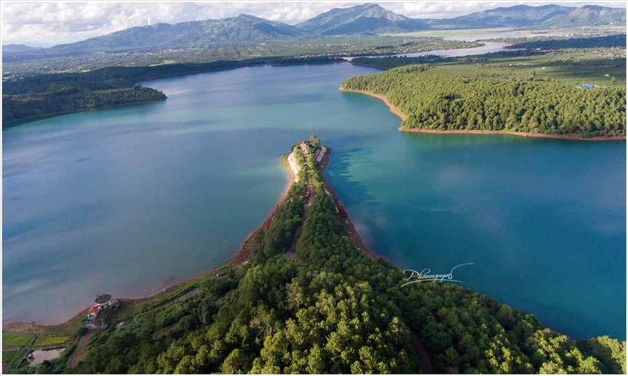 Lòng Biển hồ (Hồ Tơ Nưng) trong nắng chiều được chụp lại vào những tháng đầu năm 2018. Trong bức hình ghi lại hình ảnh Tháp rùa (Chòi vọng cảnh) – một biểu tượng của “Đôi mắt Pleiku” trước khi nó bị tháo dỡ vào tháng 4 vừa qua trước sự tiếc nuối của rất nhiều người dân Gia Lai để phục vụ xây dựng tượng Phật bà Quan Âm cao 16m.