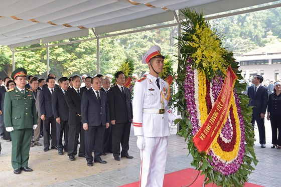 Đồng chí Nguyễn Xuân Phúc, Ủy viên Bộ Chính trị, Thủ tướng Chính phủ làm Trưởng đoàn vào viếng và chia buồn cùng gia quyến đồng chí Đỗ Mười. Ảnh: VIẾT CHUNG