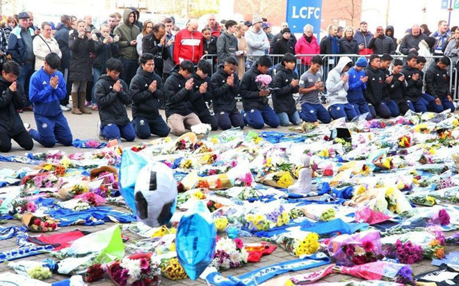 Dàn cầu thủ trẻ Thái Lan tập luyện ở Leicester tưởng nhớ vị Chủ tịch đội bóng Dàn cầu thủ trẻ Thái Lan tập luyện ở Leicester tưởng nhớ vị Chủ tịch đội bóng
