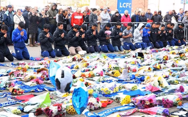 Dàn cầu thủ trẻ Thái Lan tập luyện ở Leicester tưởng nhớ vị Chủ tịch đội bóng