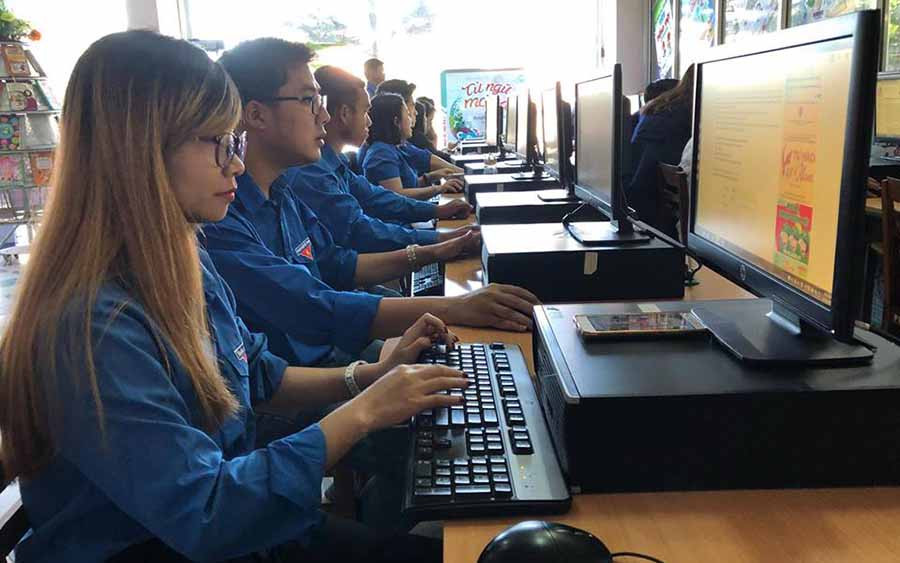 Các bí thư chi đoàn của Thành Đoàn Pleiku tham gia thi trắc nghiệm kiến thức. Ảnh: Phan Lài Các bí thư chi đoàn của Thành Đoàn Pleiku tham gia thi trắc nghiệm kiến thức. Ảnh: Phan Lài