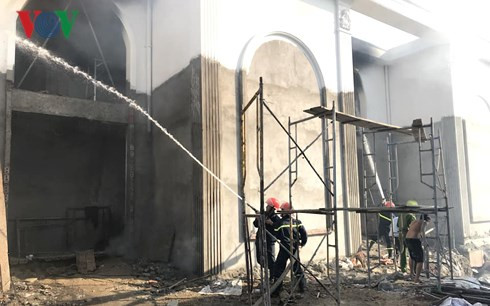  Lực lượng chức năng nỗ lực dập tắt đám cháy.