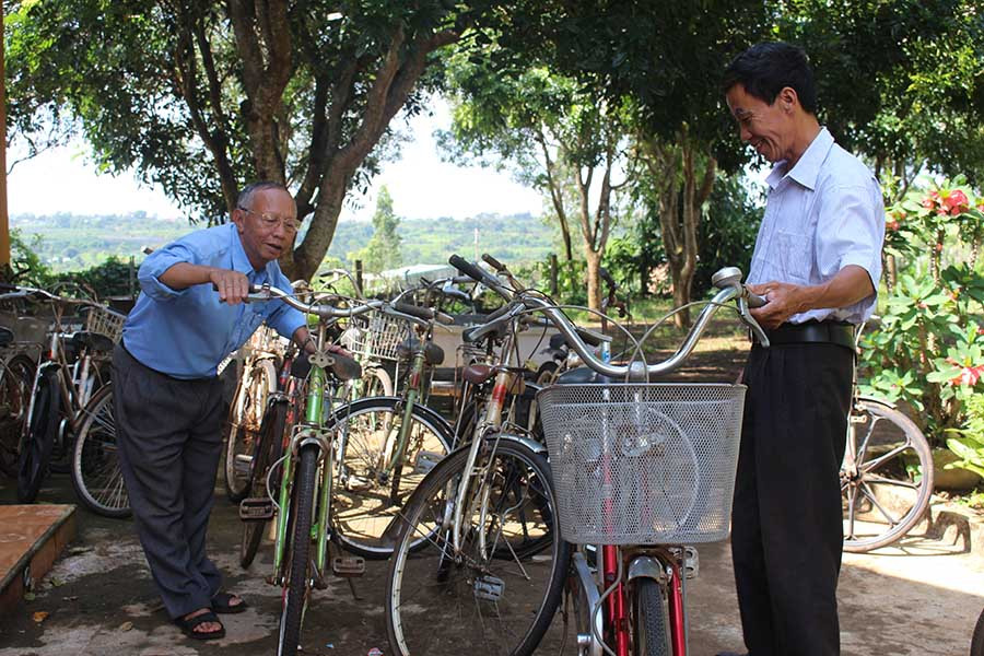 Ông Nguyễn Xuân Tảo (bìa trái)-Chủ tịch Hội Khuyến học xã Dun, huyện Chư Sê-kiểm tra lại xe đạp trước khi tặng học sinh nghèo. Ảnh: N.G  Ông Nguyễn Xuân Tảo (bìa trái)-Chủ tịch Hội Khuyến học xã Dun, huyện Chư Sê-kiểm tra lại xe đạp trước khi tặng học sinh nghèo. Ảnh: N.G