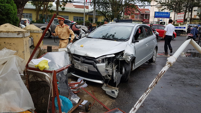 Hiện trường vụ tai nạn liên hoàn. ẢNH: LÂM VIÊN Hiện trường vụ tai nạn liên hoàn ẢNH: LÂM VIÊN