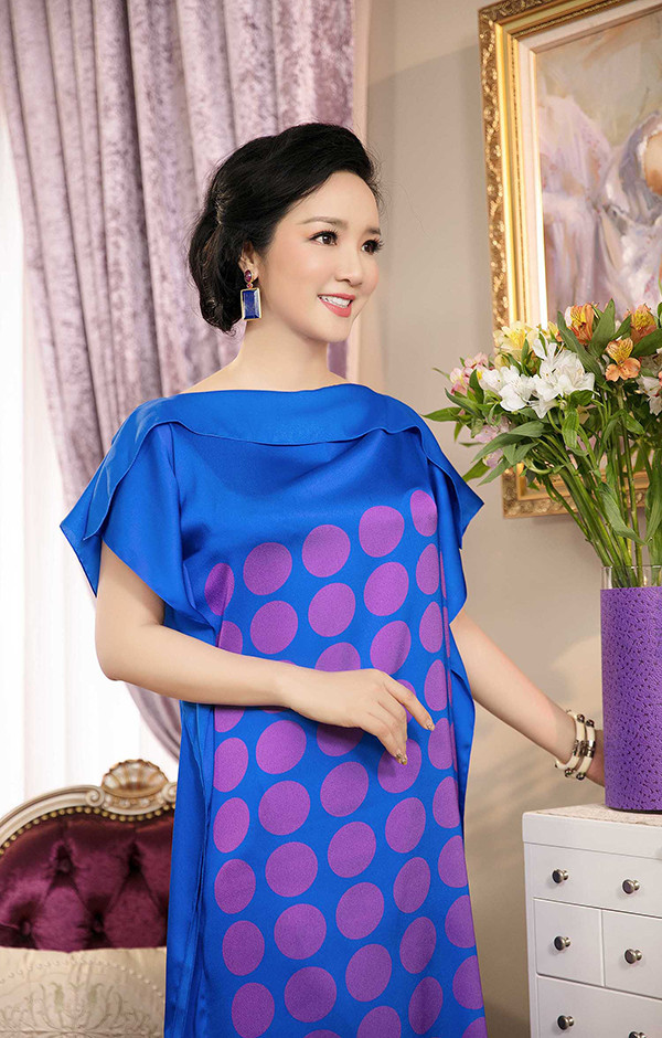 Hoa hậu đền Hùng Giáng My vừa thực hiện bộ ảnh thời trang với phong cách thanh lịch, nữ tính. 'Người đẹp không tuổi' biến hoá linh hoạt trong 6 thiết kế sắc màu, phom dáng kín đáo.