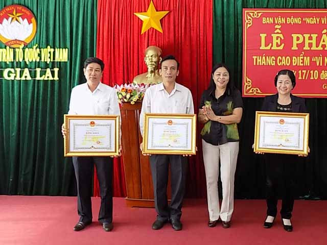 UBND tỉnh tặng Bằng khen các đơn vị tiêu biểu trong hoạt động vì người nghèo. Ảnh: Thanh Nhật