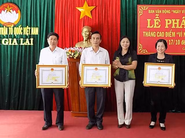 UBND tỉnh tặng Bằng khen các đơn vị tiêu biểu trong hoạt động vì người nghèo. Ảnh: Thanh Nhật